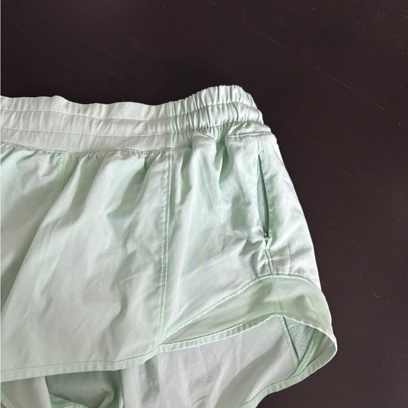 Lululemon Hotty Hot Low-Rise Lined Short 2.5 - Picture 4 of 6